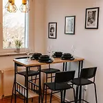 Modern & Black - - Netflix - Wifi - 4 Person *