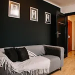 Modern & Black - - Netflix - Wifi - 4 Person דירה *