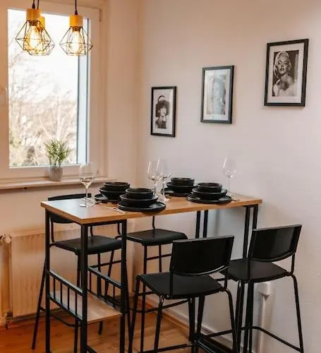 Modern & Black - - Netflix - Wifi - 4 Person *