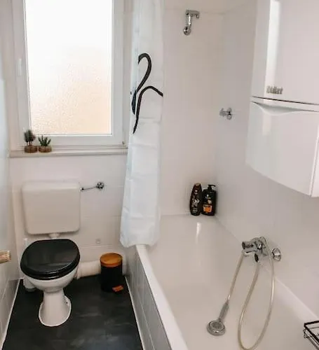 Modern & Black - - Netflix - Wifi - 4 Person Bochum